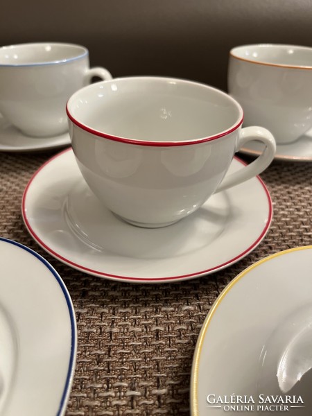 Arte Viva hibátlan porcelán teás/kávéskészlet ötféle színű peremmel.