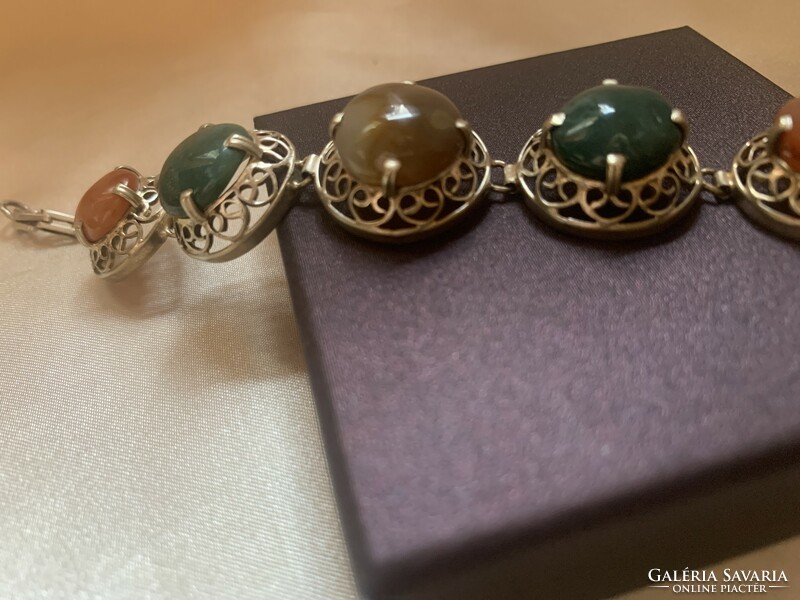 Showy bracelet with agate stones