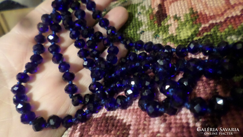 118 cm-es , kék kristály gyöngyökből álló nyaklánc , szemenként csomózva , kapocs nélkül .