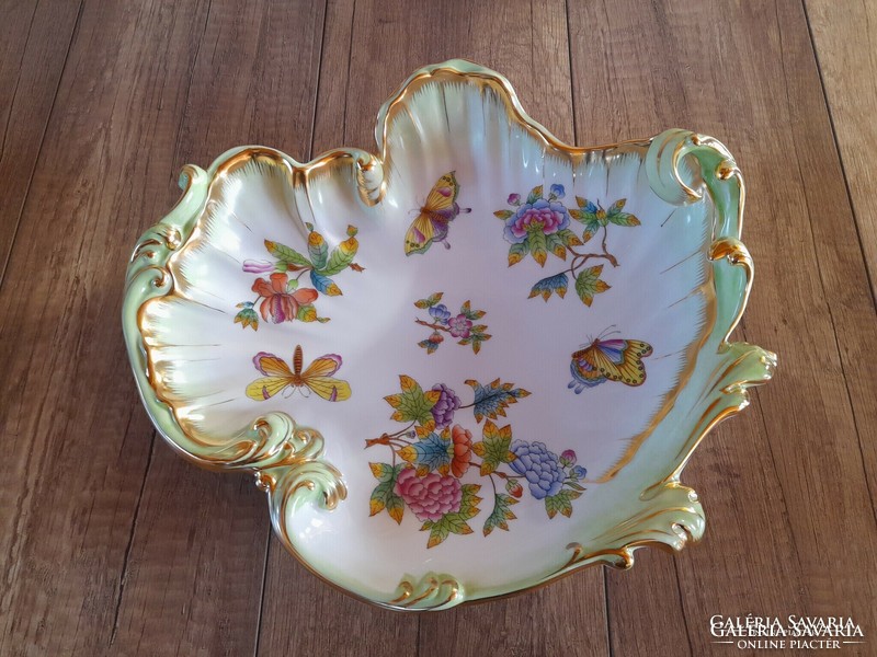 Decorative bowl with an old Victoria pattern from Herend