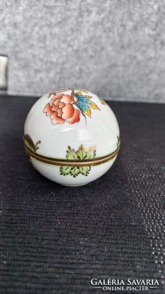 Egg-shaped porcelain bonbonier with Victoria pattern from Herend, hand-painted, gilded