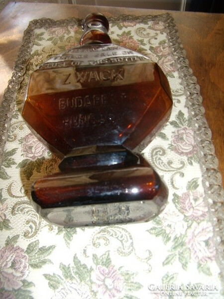 Érdekes alakú Zwack likőrös üveg a múlt század elejéről