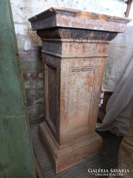 Zsolnay pedestal