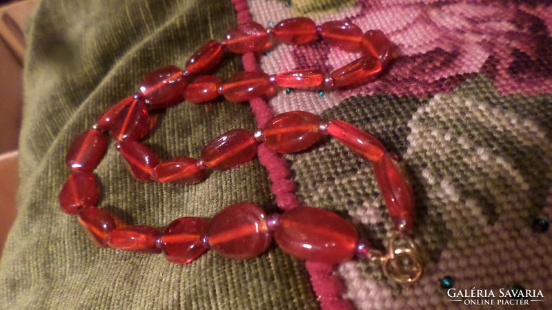 54 cm-es , piros üveggyöngyöből álló nyaklánc .