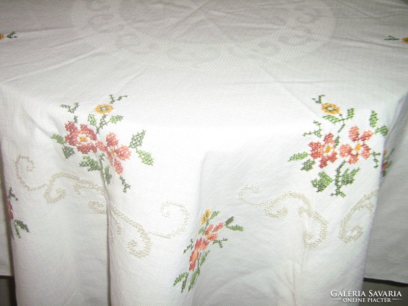 Beautiful cross-stitch hand-embroidered baroque flower pattern slightly oval tablecloth