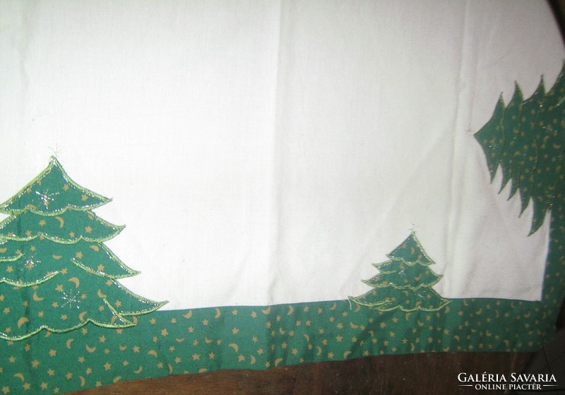 Aranyos karácsonyi varrt díszítéses zöld fenyőfa mintás terítő