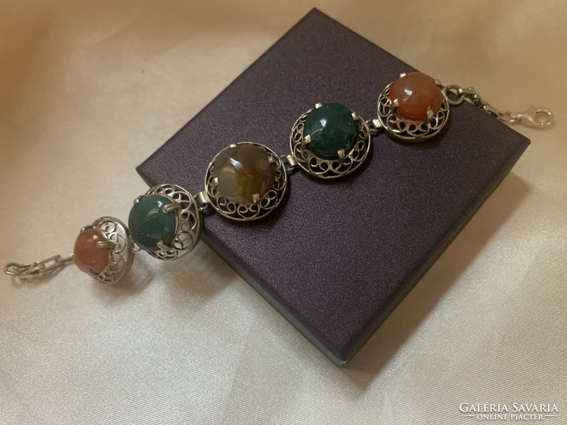Showy bracelet with agate stones