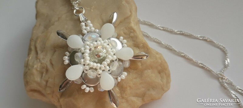 Lora's flower with pendant necklace
