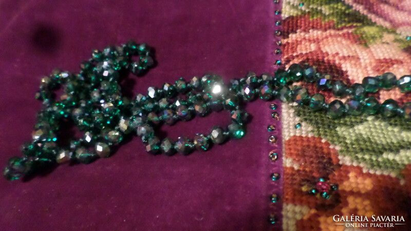 120 cm-es  lüszteres, zöld , fazettált kristálygyöngyökből álló , szemenként csomózott nyaklánc .