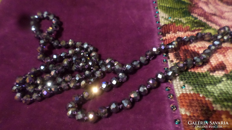 110 cm-es , füstös lila , fazettált kristálygyöngyökből álló , szemenként csomózott nyaklánc .