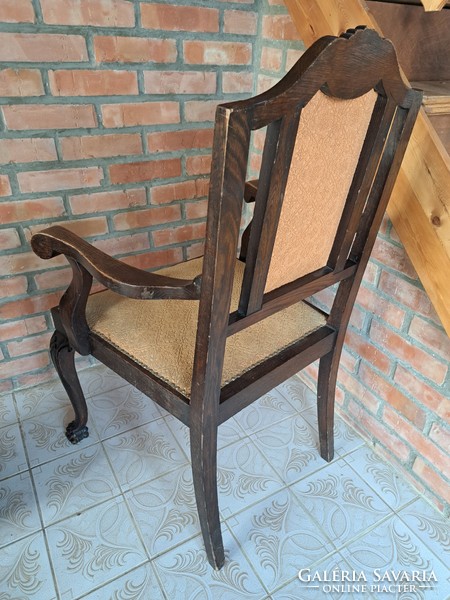 Antik faragott oroszlánlábas karfás szék