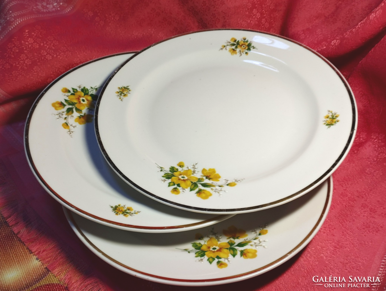 Zsolnay porcelán, sárga rózsa mintás nagy lapos tányér pótlásra