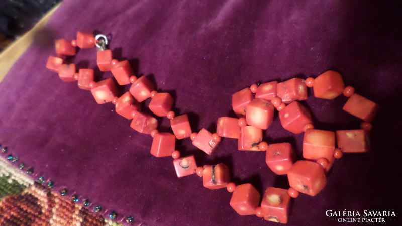 52 cm, approx. 1 x 1 cm, retro necklace made of coral cubes.