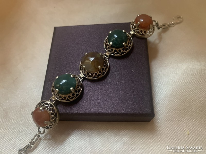 Showy bracelet with agate stones