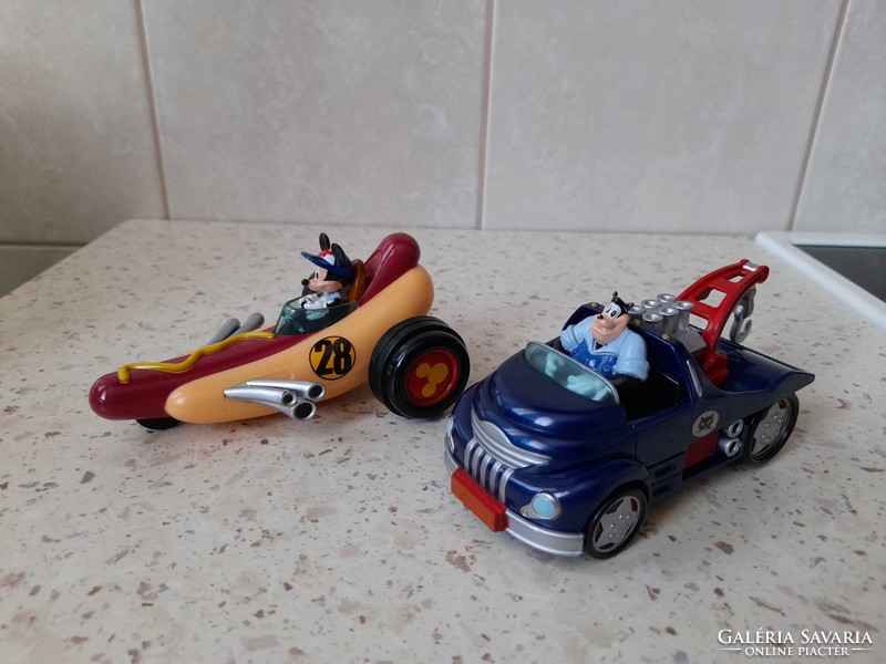 Disney Store Mickey és az autóversenyzők játékszett: játszószőnyeg kisautókkal(Mickey, Pete)