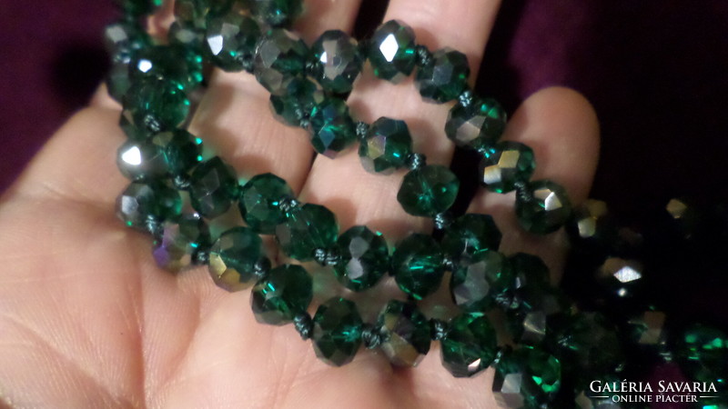 120 cm lustrous, green, faceted crystal pearl necklace, knotted in each eye.