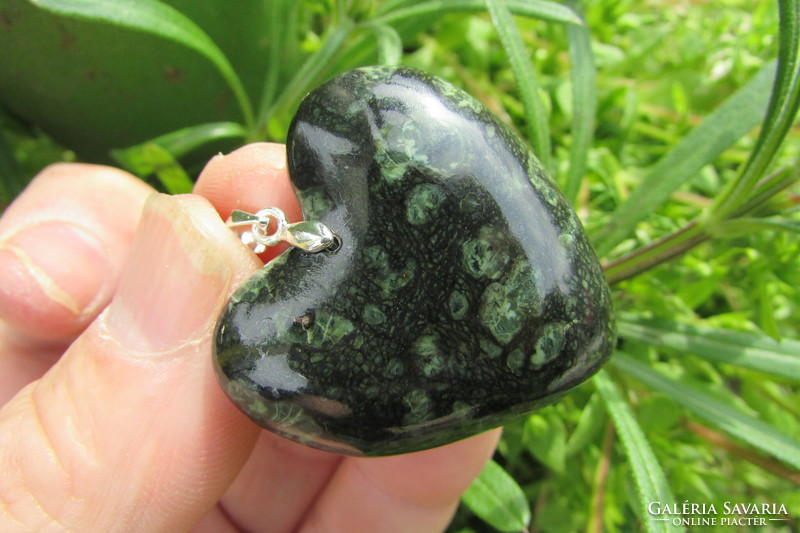 Custom handmade heart-shaped pendant made of magnetic serpentinite with a high magnetite content