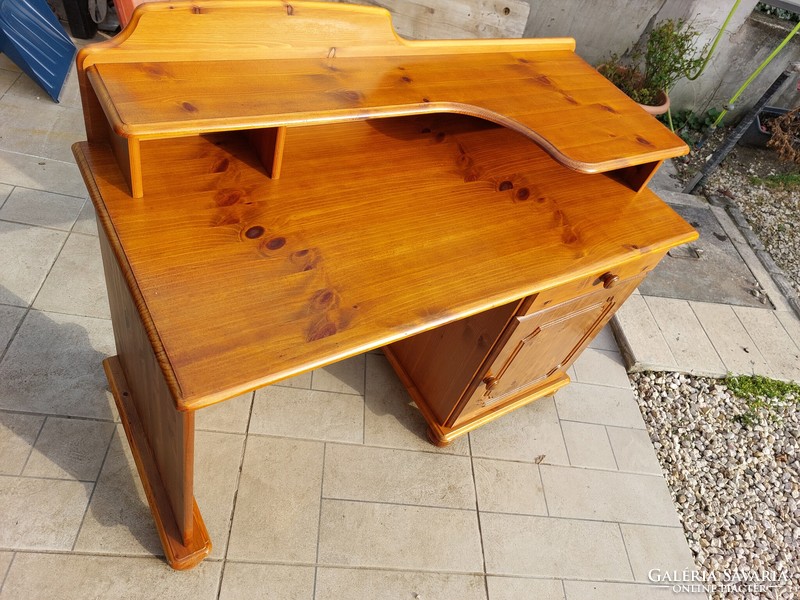 Eladó egy fenyő Íróasztal, kihúzható polccal.  Bútor szép  állapotú  Méretei : 120 cm x 57 cm mély x