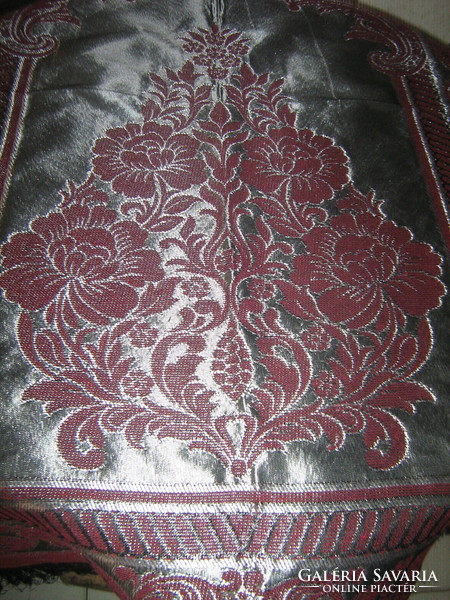 Beautiful vintage acanthus leaf and flower pattern wall protector / rug