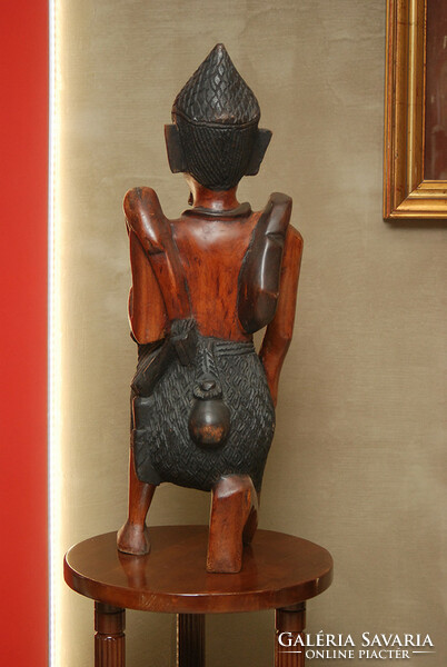 Afrikából származó kongói vadászt ábrázoló egzóta fa szobor
