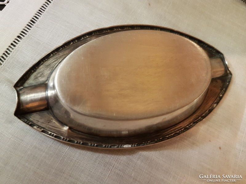 Antik 800-as finomságjellel ,és jelzéssel  szép vésett peremdiszitéssel  ezüst hamutartó