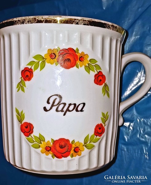 Porcelain mug with papa inscription