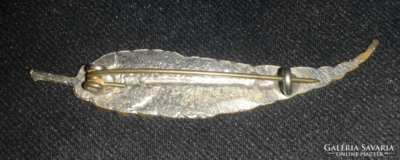 Brooch in the shape of an old leaf