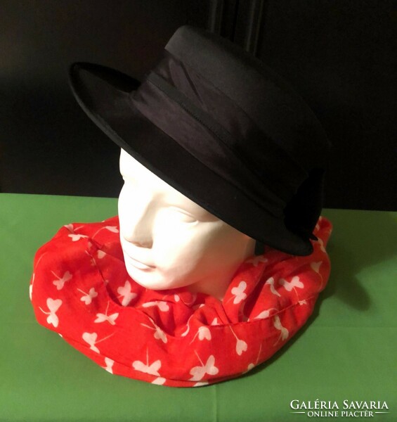 Elegáns,márkás fekete női kalap,piros mintás sállal.