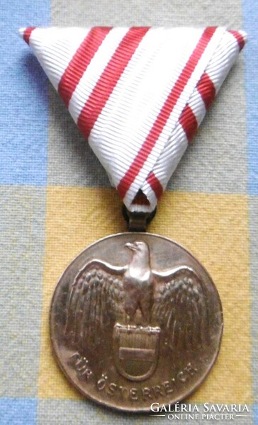 War medal Austrian souvenir with matching war ribbon t1