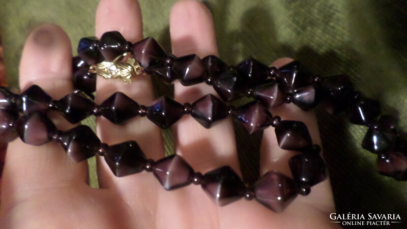Vintage necklace of 56 cm, dark purple, slightly tabbed glass beads.