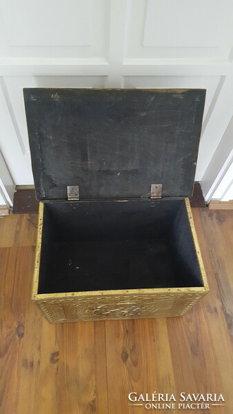 Vintage domborműves sárgaréz borítású faláda,tároló doboz