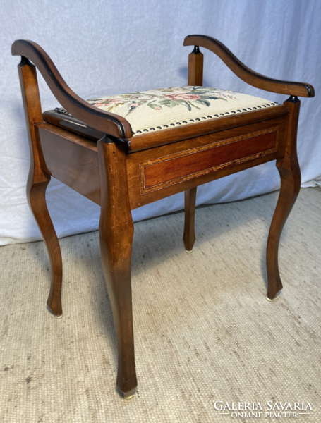 Openable seat with Biedermeier tapestry upholstery