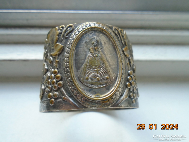 Répoussé ezüstözött réz szalvéta gyűrű Mária Kis Jézussal és gazdag szőlő díszítéssel