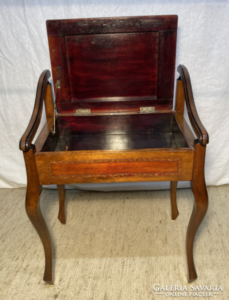Openable seat with Biedermeier tapestry upholstery
