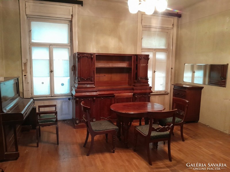 Viktoriánus stílusú, antik tálaló bútorok az 1900-as évek elejéről