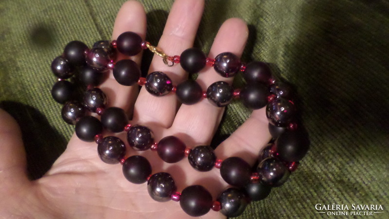 Necklace of 51 cm, larger, dark red, shiny and matte glass beads.