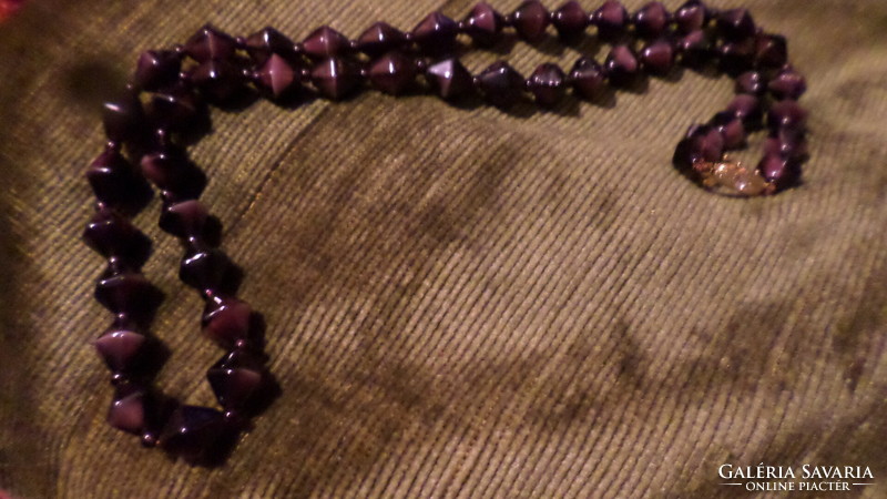 Vintage necklace of 56 cm, dark purple, slightly tabbed glass beads.