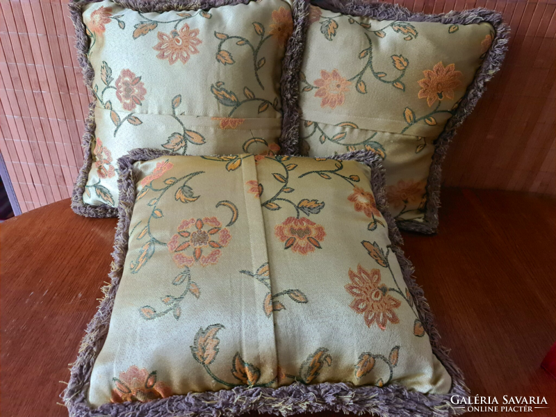 3 decorative pillows