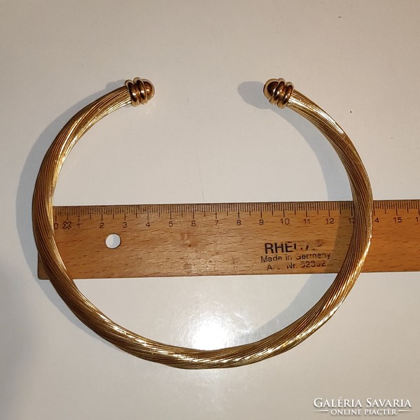 Extravagant gold-plated metal stiff neck pretzel neckband