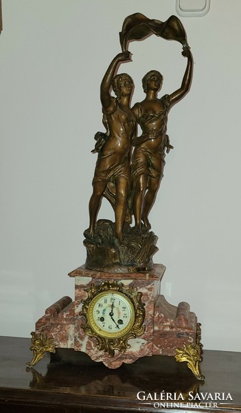 19. századi felesütős francia márvány testű kandalló óra,spiáter szobor párral,működő szerkezettel