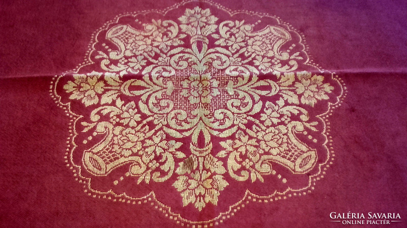 Art Nouveau burgundy woven tablecloth - 142 x142 - art&decoration