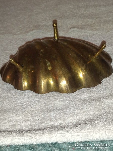 Beautiful patterned copper 3-legged shell ashtray ashtray heavy