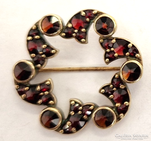 Garnet brooch in gold-plated silver socket