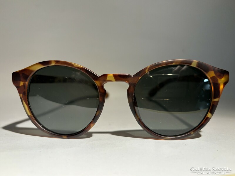 Seen snsu0010 unisex sunglasses at half price for 6,000 ft near mom park! Retail price around 12,000!
