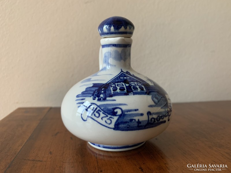 Zenith-gouda Dutch porcelain with pouring stopper