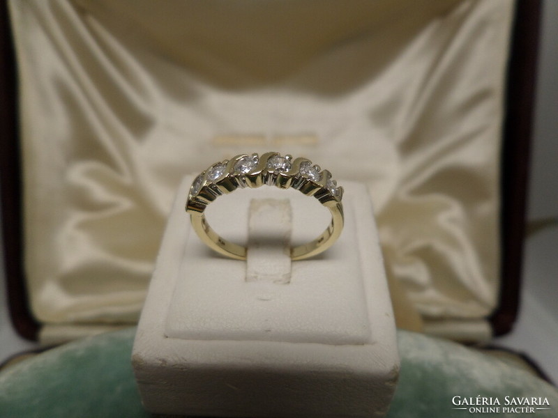 9K gold row ring with glasses