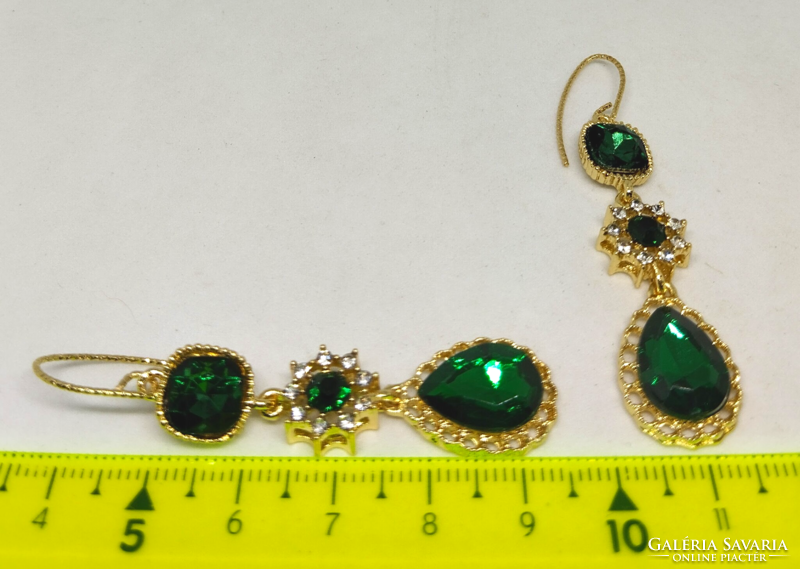 Alkalmi aranyozott fülbevaló, fazettált smaragd zöld és clear kristályokkal 135