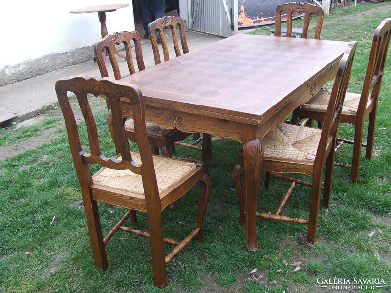 Serving set table, six chairs can be expanded