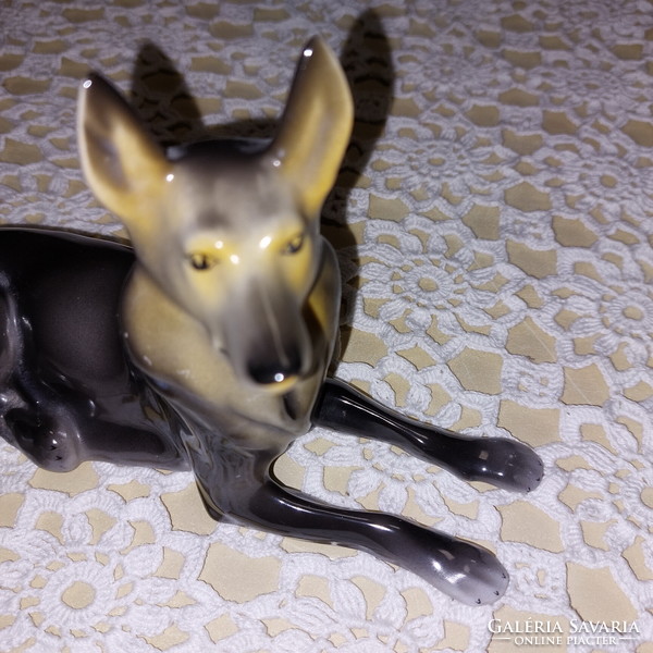 Hollóházi farkaskutya porcelán figura
