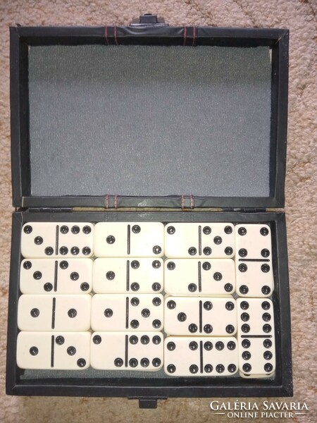 Klasszikus dominó dobozában